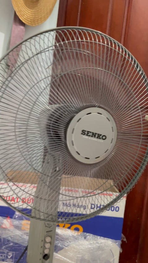 Sản phẩm quạt mạnh mát nhưng hơi ồn , dễ lắp ráp