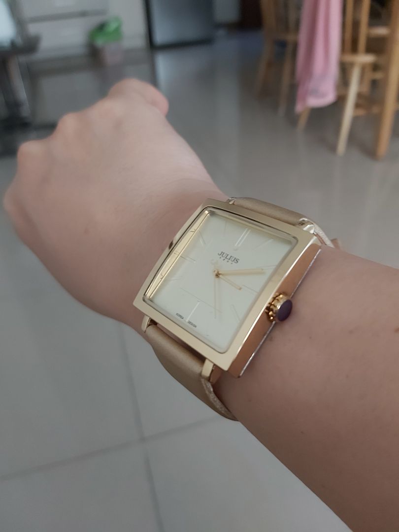 ở ngoài vàng nhạt, không giống hình là màu trắng, nói chung cũng được, giá rẻ, mặt to thời trang, thích hợp người tay tròn