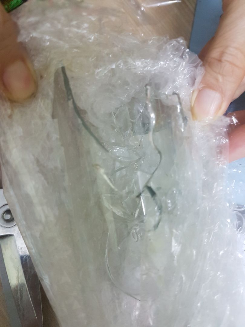 sản phẩm vừa ý ,  nhận hàng 2/1/2020 , bị bể 1 bình khi còn trong bao bì.mình mua 4 bình , (3 bình dây màu xám k sao nhưng bình dây màu đổ bị bể).
nhờ Tiki giải quyết dùm.