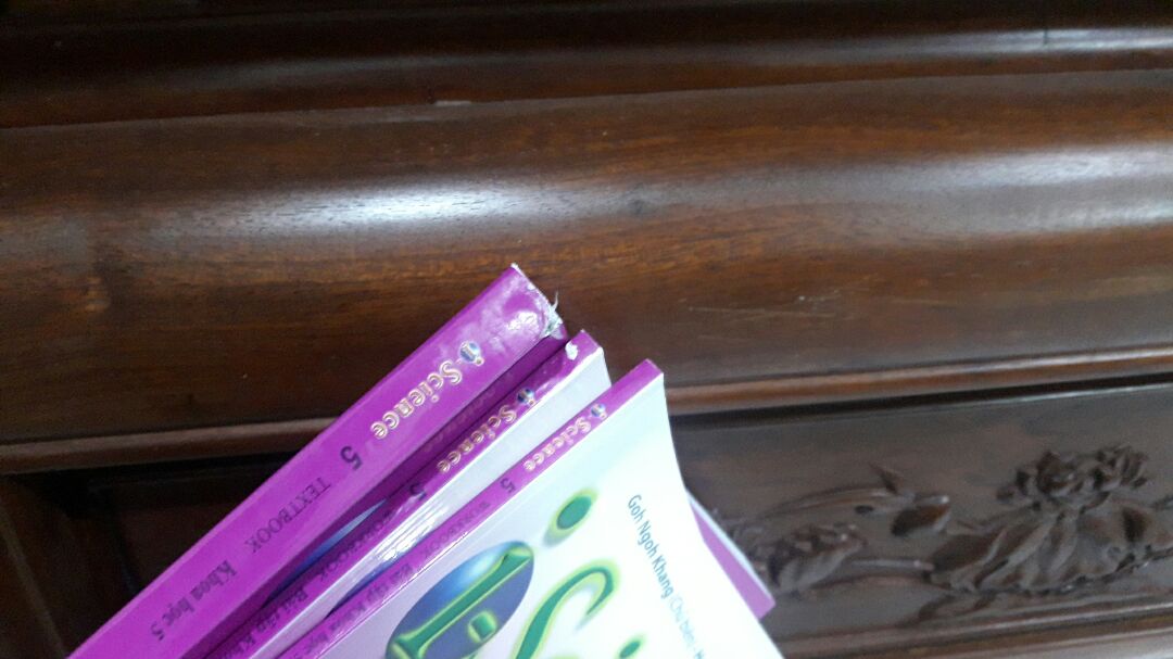 Sách in rõ nét, màu đẹp, shop giao hàng nhanh nhưng tiếc và buồn chút là có cuốn bị sứt gáy :(