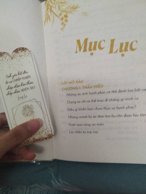 Sách đẹp, cứng cáp. Chưa đọc nhưng cảm nhận được năng lượng dịu dàng từ cuốn sách rồi.