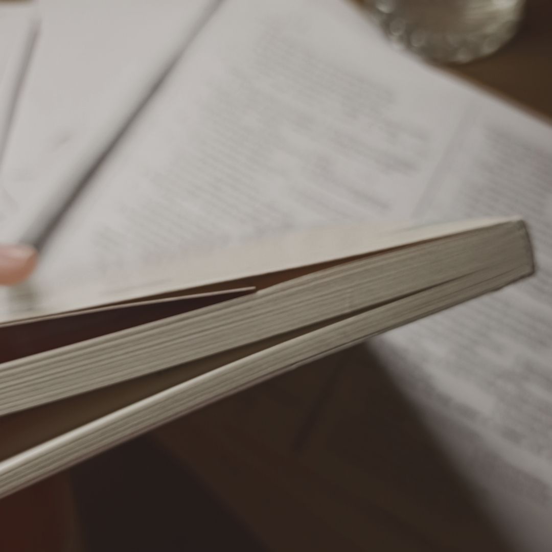 "Tuổi thơ trong tập sách này tính từ bao giờ?
Bố tính theo lối tính của bố: Từ khi biết nhận thức cho đến tuổi mười lăm. Tuổi mười lăm đúng bằng tuổi Khánh. Nhưng đẹp đẽ thay, cũng đúng là tuổi bố ra khỏi làng, đi xa đi xa. Đi diệt quân thù, trong tay có súng."
Yêu tập sách từ lúc lớp 8 học bài Lao xao, mình vẫn luôn chờ duyên để được ẵm quyển sách trên tay về. Những ngày tháng đồng quê Việt Nam mộc mạc một thời đã qua được sống dậy trong trang sách Duy Khán. Một tâm hồn theo đuổi và nâng niu những giá trị xưa cũ được thoả mãn tắm mát, no nê trong dòng hồi ức ngọt ngào, đau thương. Một thời đã qua, một thời để nhớ!