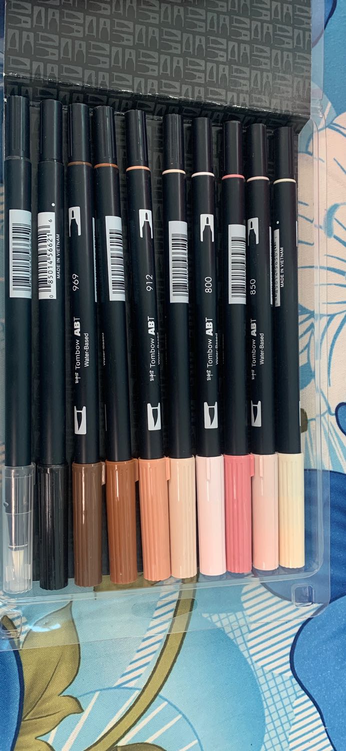 Giao hàng nhanh, màu đẹp. Kiểm tra kĩ thì thấy nắp bút bị dơ không biết là do có người xài hay chưa