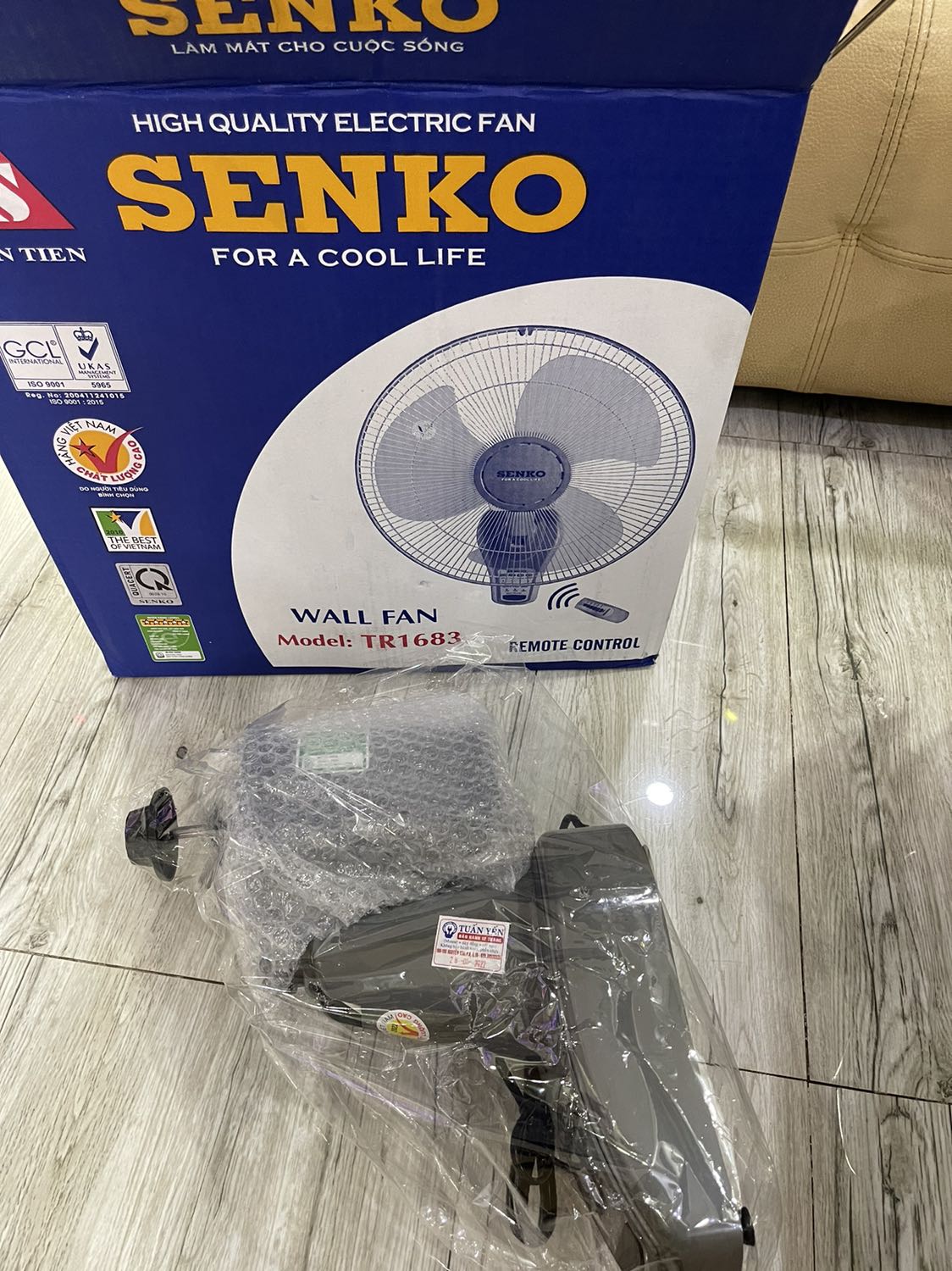 Hàng mới 100%. Máy êm. Dễ điều khiển. Giao đúng màu yêu cầu dù lúc mua thì báo là giao màu ngẫu nhiên. Hàng mới 100%. Máy êm. Dễ điều khiển. Giao đúng màu yêu cầu dù lúc mua thì báo là giao màu ngẫu nhiên.