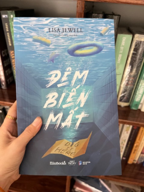 Khá hấp dẫn với cách kể đan xen quá khứ hiện tại, lời kể từ các nhân vật khác nhau, dù nội dung không quá phức tạp nhưng đọc khá ổn.