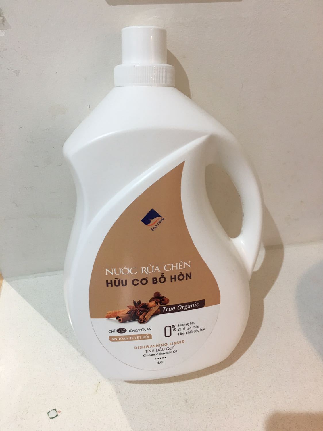 Can 4l chai siêu bự. Tính ra sẽ rẻ và tiết kiệm hơn so với chai nhỏ. Dùng sản phẩm rửa chén Ecocare thấy thích nên mua can to dùng luôn.