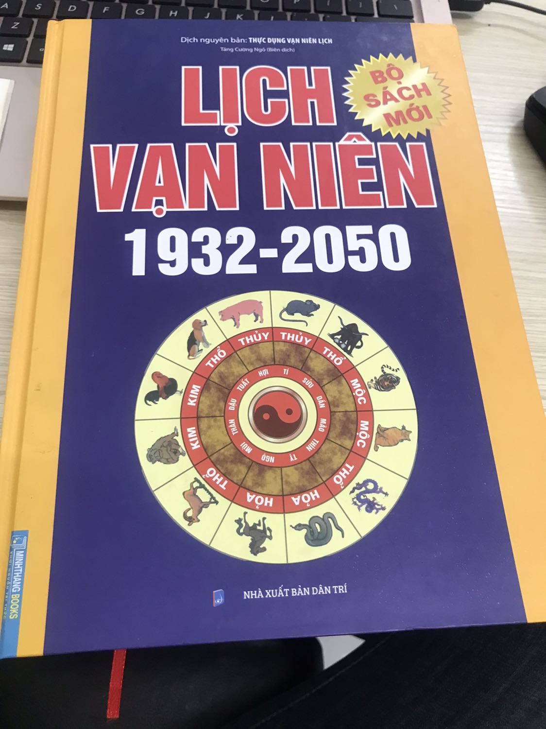 Sách viết tùm lum ngày tháng ko khớp với thực tế. Mua phí tiền