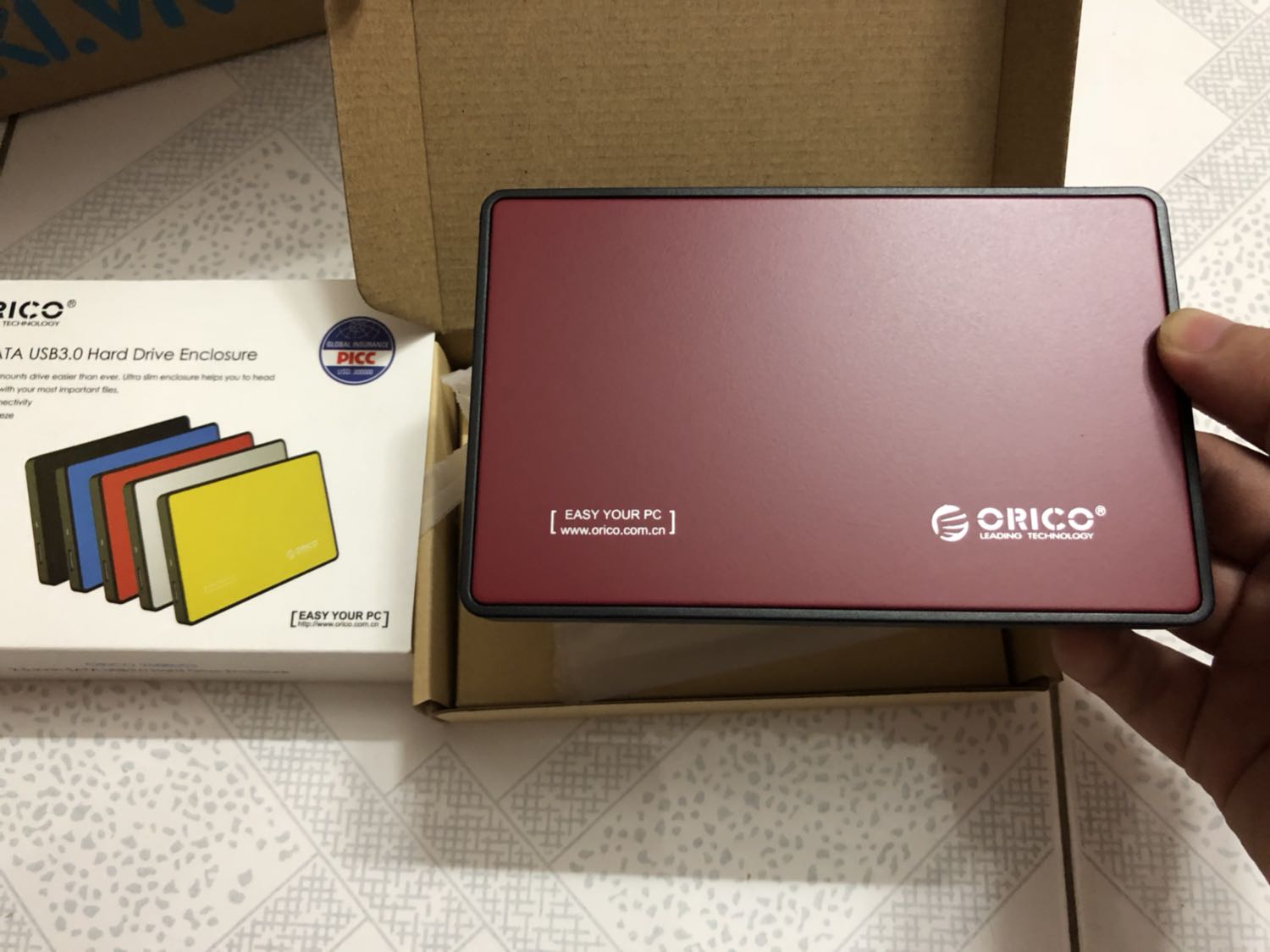 Mới vừa nhận hàng hnay. Nói chung bao bì đóng gói kĩ. Nhìn cứng cáp. Chất liệu bằng nhựa. Không vừa khít vs ổ nhưng có kèm mút để chêm thêm. 
Điểm không hài lòng là màu không như ảnh sản phẩm. Màu đỏ bầm chứ ko phải đỏ tươi. Về hiệu năng và độ bền về dài mới biết dc. :)