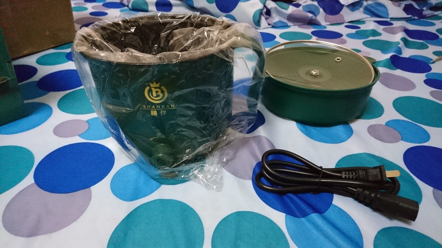 Tôi đặt nồi lẩu điện màu xanh dương đậm thì lại giao màu xanh lá cây, shop giao k đúng màu, cũng như logo sản phẩm nhận được không giống với logo sản phẩm như hình đã đăng