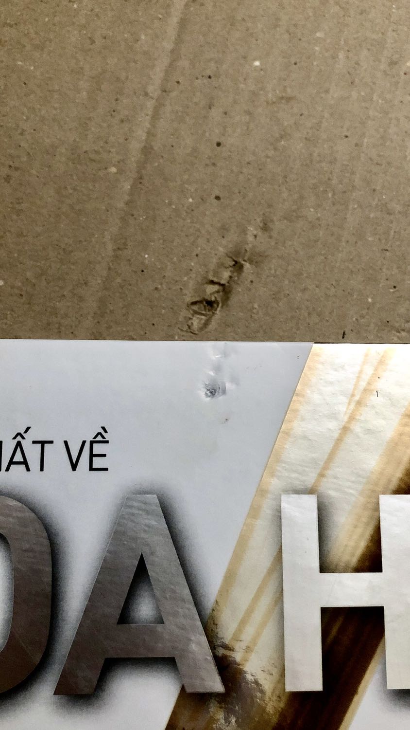 Sách đúng mô tả, nhưng dịch vụ đóng gói vận chuyển thì rất kém. Đã chọn Tikinow để vận chuyển nhanh, tránh va đập hỏng sách vậy mà t không biết đóng gói hay vận chuyển kiểu gì mà cũng để vật nhọn chọc thủng cả bìa cacton đâm vào sách được...