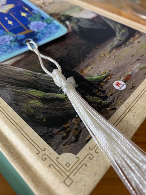 sách đẹp cứng cáp lắm nhưng mình nhận phần gáy bị móp, bookmark kèm theo đẹp lắm nhưng phần dây buộc khá sơ sài nên mình đụng là tuột hết dây ra luôn, mò mãi mới gắn lại được nên trông hơi lem (hình 3), mong bên Huy Hoàng sẽ coi lại cái bookmark của cuốn ạ, còn sách móp thì chắc do bên vận chuyển 🥲mình rất thích sách bên HH, đã ủng hộ nhiều lần nhưng đợt này chất lượng không tốt lắm