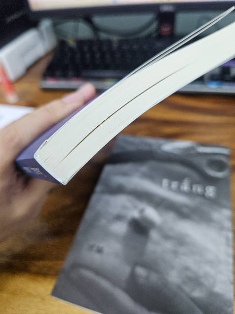 Sách của mình bị nhăm nhăm lỗ lỗ như thế này, mình ko thích bị vậy. Chất lượng ok