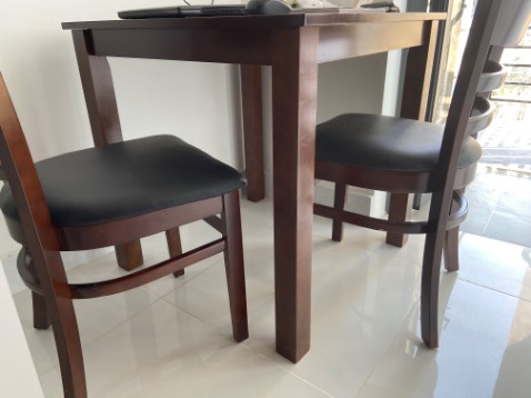 Bàn cứng cáp, chất lượng, nhân viên giao hàng nhiệt tình.