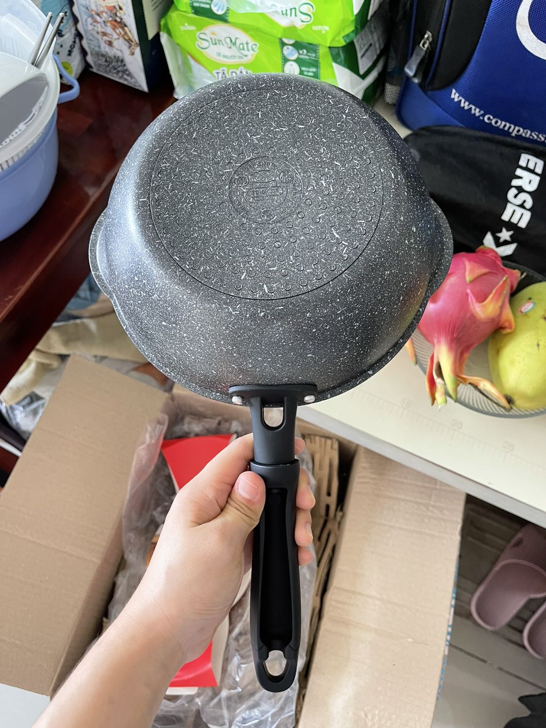 Tiki giao hàng siêu nhanh. Sản phẩm nhẹ, nhưng cầm chắc tay, tay cầm có tráng lớp silicon nên cách nhiệt tốt. Rất hài lòng!