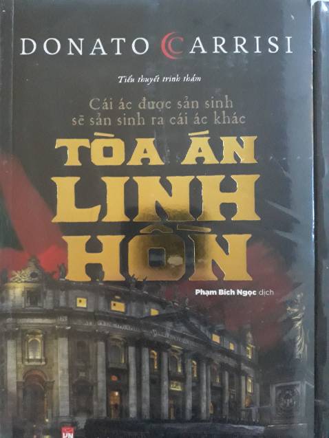 Mua đúng dịp sale nên giá rất hời. Sách dày dặn, cầm nặng tay, chất lượng giấy tốt, thiết kế bìa hợp với vibe trinh thám. Cuốn này nhiều người bảo hay, đọc giới thiệu nội dung thấy cuốn và hợp gu nên mình quyết định tậu.