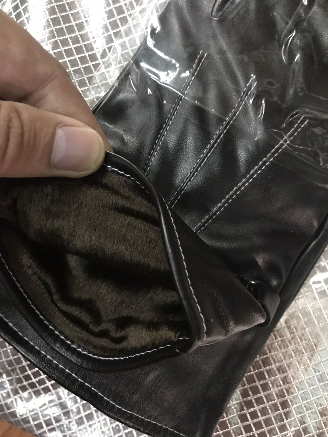 Mềm mại, da mềm và rất đẹp, bên ngoài mềm cảm ứng tốt. Bên trong lót nỉ lông rất mềm mại. Chất lượng rất tốt, mẫu mã đẹp, đường may khéo léo và chắc chắn, rất tuyệt vời sản phẩm đáng tiền, năm sao cho chất lượng sản phẩm, đóng gói chắc chắn giao hàng nhanh. Tôi luôn hài lòng về tiki, tuyệt vời