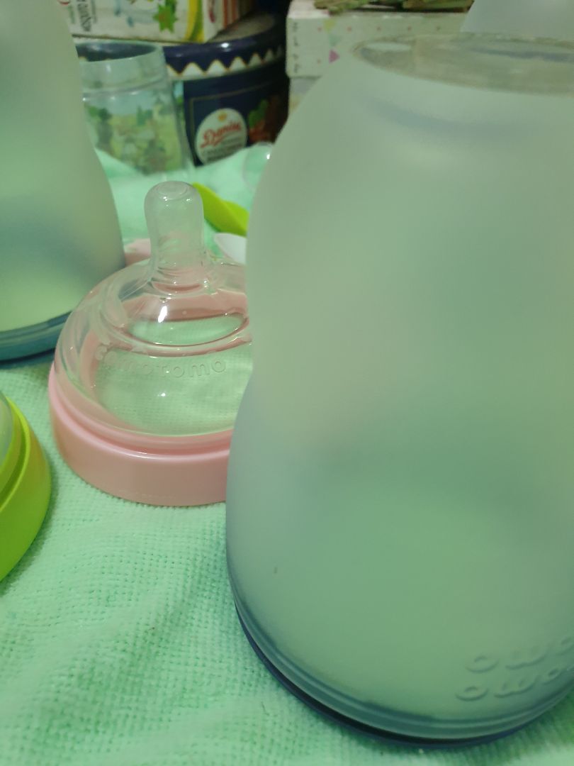 Bé nhà mình chỉ chịu bú mỗi bình này thôi, bình này thì ko có gì chê rồi. xài rất tốt. shop đóng gói đẹp, cẩn thận. mua được giá tốt hơn ở các cửa hàng.