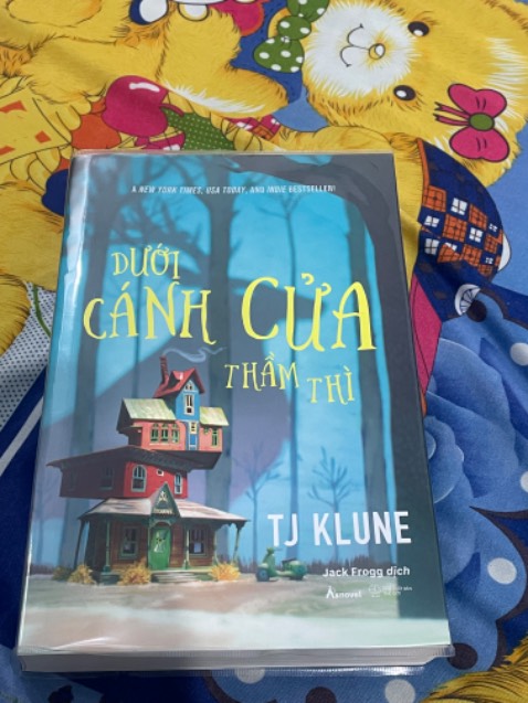 Sách nội dung khá hay, như được phiêu lưu vào không gian câu chuyện. Nội dung xoay quanh tiệm trà hình thù kỳ lạ và những tình huống độc đáo