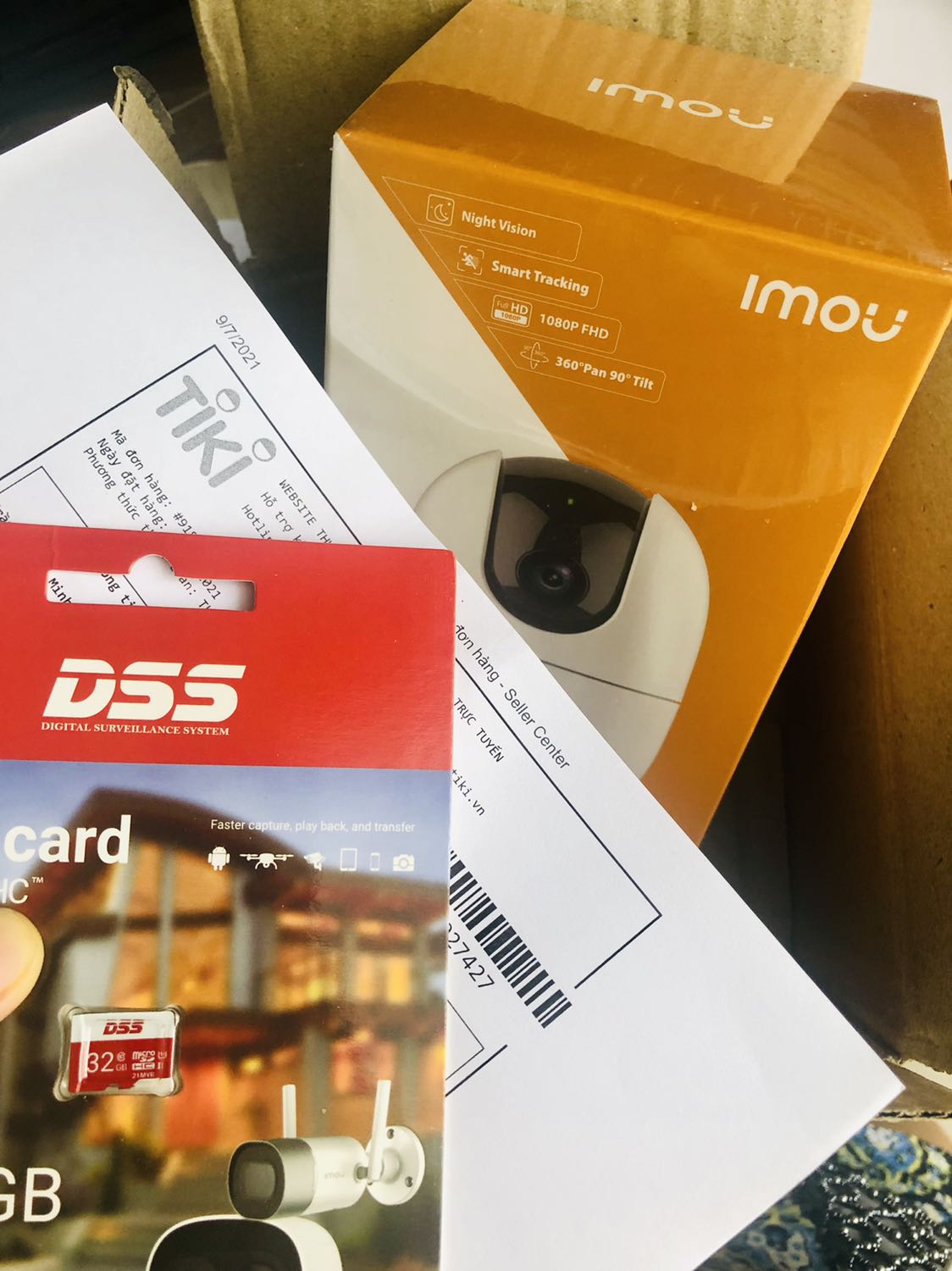 Sản phẩm được đóng gói cẩn thận, hình thức chỉnh chu, có nhiều ngôn ngữ để lựa chọn cài đặt, hướng dẫn khá đơn giản và dễ thực hiện từng bước, có tặng kèm thẻ nhớ lưu trữ DSS 32 GB. Do wifi nhà mình hơi yếu nên chưa trải nghiệm gì nhiều hơn nhưng mình cảm thấy hài lòng vì khi khởi động thì camera chuyển động lên xuống, qua phải và qua trái khá mượt và êm. Cảm ơn shop và nhận xét của mọi người đã giúp mình lựa chọn sản phẩm