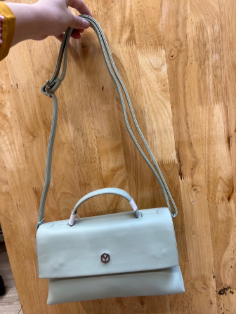 Có ngăn phụ ở sau dùng thích da mềm lắm mua đi mấy bà đi tiệc hoặc mang bth vẫn xinh lắm nha cảm ơn shop nhiều🥰