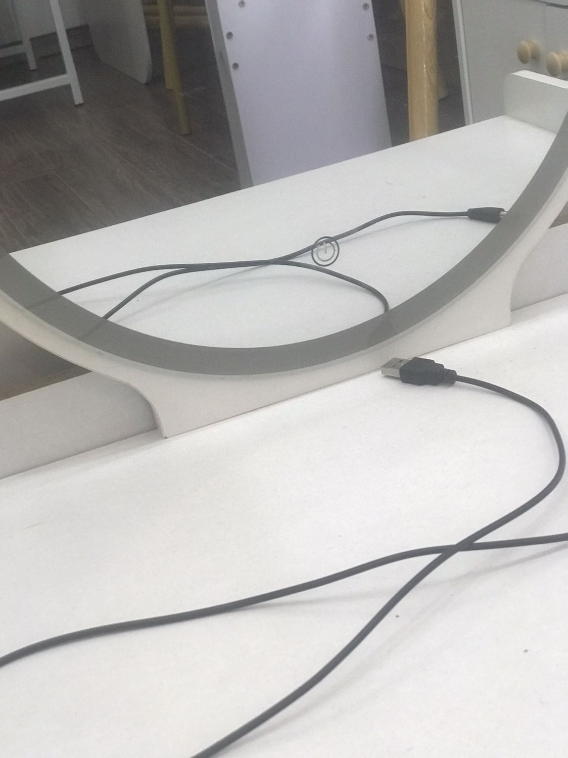 Bàn gút gút, trộm vía gương về đến nơi không vỡ. Vẫn bật Led vô tư. Ngang 60 để cái lap cũng vừa để làm việc. OK