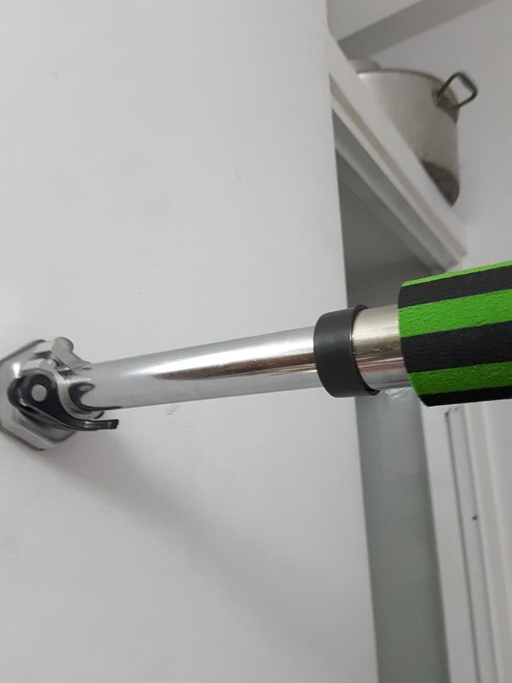 Sản phẩm chắc chắn, đẹp. Những con ốc ở chốt khóa thì bị gỉ sét. Thanh vặn có dấu hiệu lỏng lẽo. Phần mút thì bị thiếu không đủ. Giao lỗi quá.