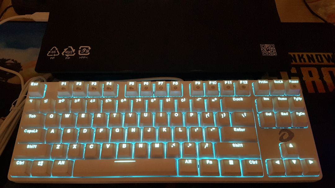 Bàn phím ở ngoài nhìn rất đẹp nha, mình mua bản red switch gõ rất êm, tiếng nghe vừa phải và k gây tiếng ồn khó chịu cho người xung quanh. Nói chung đáng đồng tiền bát gạo, ngon bổ rẻ cho những ai muốn trải nghiệm thử bàn phím cơ Bàn phím ở ngoài nhìn rất đẹp nha, mình mua bản red switch gõ rất êm, tiếng nghe vừa phải và k gây tiếng ồn khó chịu cho người xung quanh. Nói chung đáng đồng tiền bát gạo, ngon bổ rẻ cho những ai muốn trải nghiệm thử bàn phím cơ