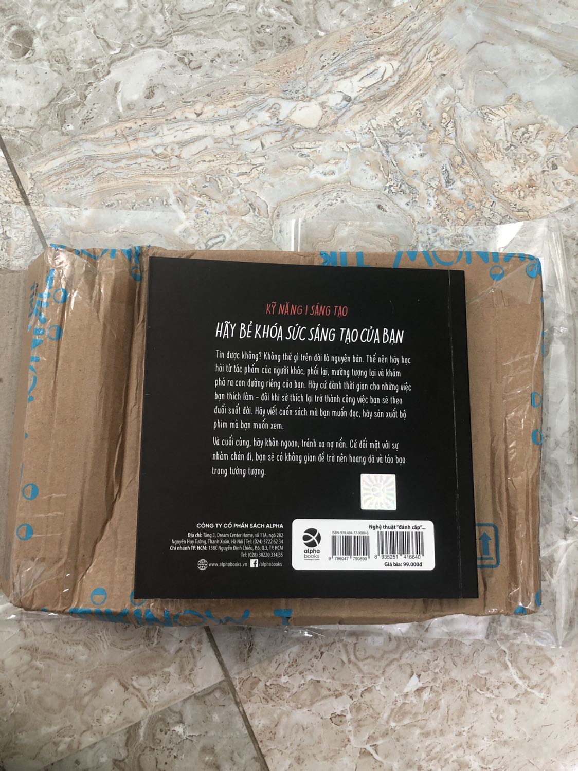 Thời gian giao hàng đúng hạn, mình đã khá sốc khi nhìn thấy chiếc hộp bị méo mó, nhưng sản phẩm vẫn nguyên vẹn dù chỉ bọc bởi chiếc túi mỏng manh( 9/10 điểm)
Còn về nội dung thì đây là cuốn sách rất bao quát về sáng tạo, bạn nào mong rằng cuốn sách này sẽ xoáy sâu về mảng design hay thiết kế đồ họa thì nó sẽ không đủ để đáp ứng nhu cầu của các bạn đâu, tuy nhiên cũng recommend mọi người nên đọc thử một lần để có cách nhìn đúng và mới hơn về sáng tạo, cách tạo lập ý tưởng, nuôi dưỡng nguồn sáng tạo trong thời gian dài ( 10/10 điểm)
