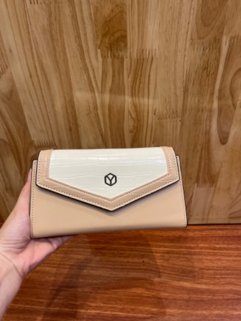 Ta nói mua con ví mà ưng gì đâu á vừa cầm vừa mang nhỏ gọn xinh xắn mấy bà nên mua cái đi nha tiện lắm nha mẫu đẹp shop giao hàng nhanh nữa