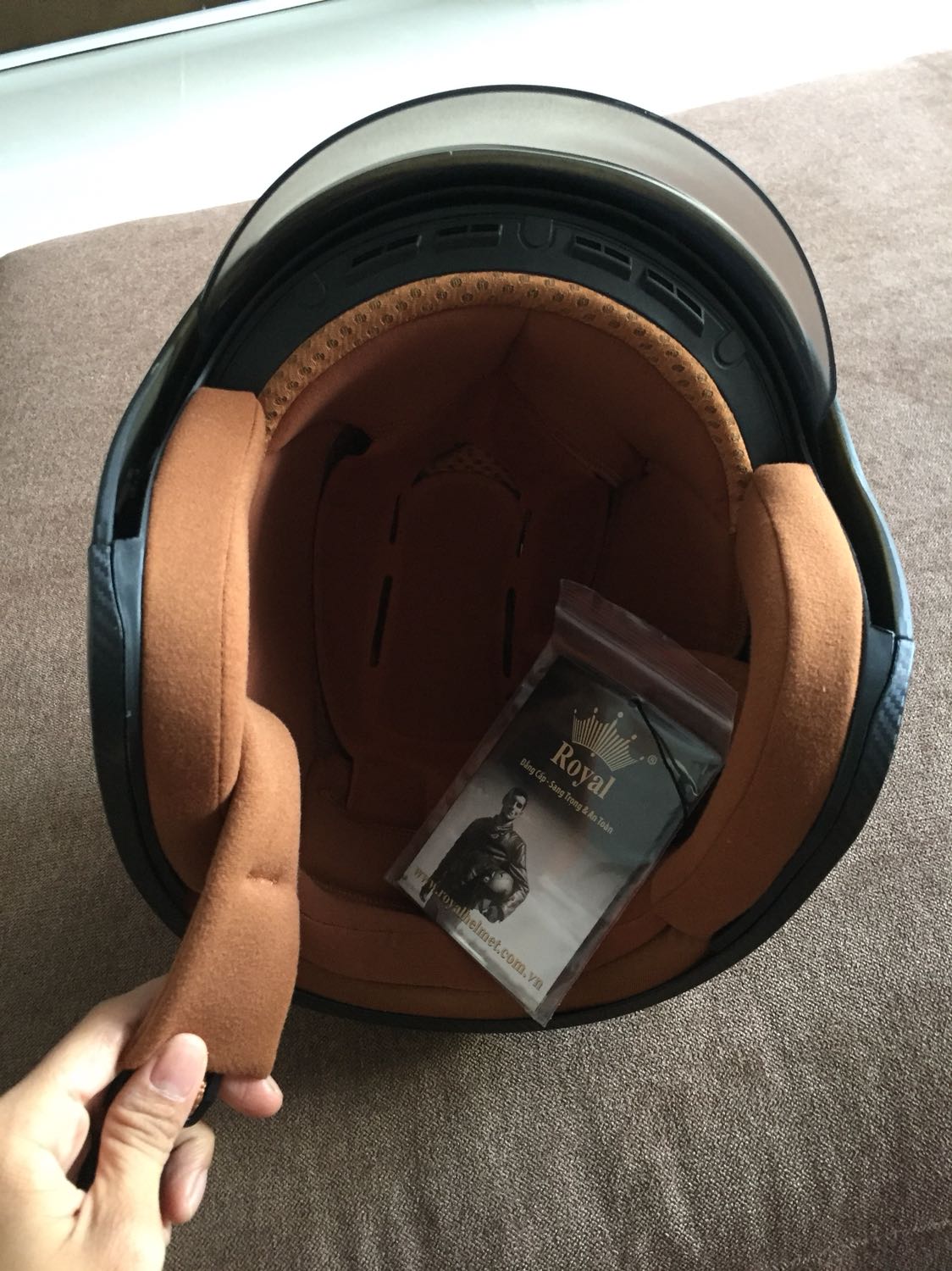 Mũ đảm bảo chất lượng cao, mang thoải mái

Mũ em mua là size L là cỡ 59-60( có vẻ như chỉ có một size) và em thường mang mũ cỡ 56-58 nên mũ hơi rộng so với đầu em nếu chưa thu dây ở cằm và em thấy vừa nếu đã thu sát dây.

Em cảm ơn người bán và tiki rất nhiều.