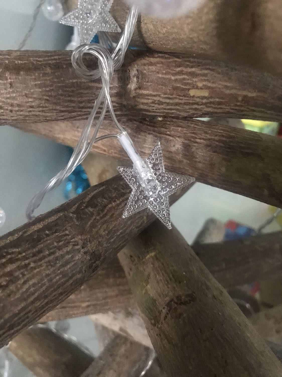 Đèn bị bể 1 cái và 1 cái thì bị mất ngôi sao. Đèn không hề có nút điều chỉnh chế độ ánh sáng (nháy hoặc luân phiên sáng).