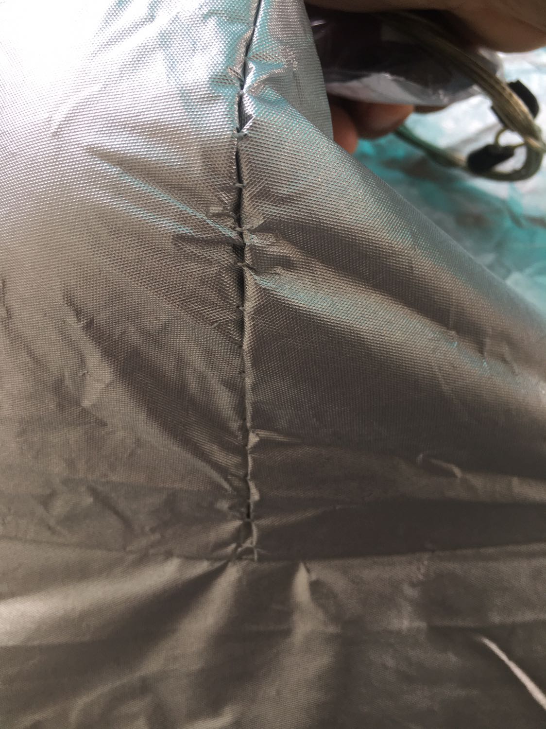 Mới nhận bạt từ tiki, mùa dịch mà giao hàng nhanh. Tiền nào của đó, 530k thấy cũng đc. Nếu các bác muốn tốt nên ra tiệm chọn loại trên 1 củ. Lỗi nhỏ là đường chỉ may vải ở gương không tốt lắm.