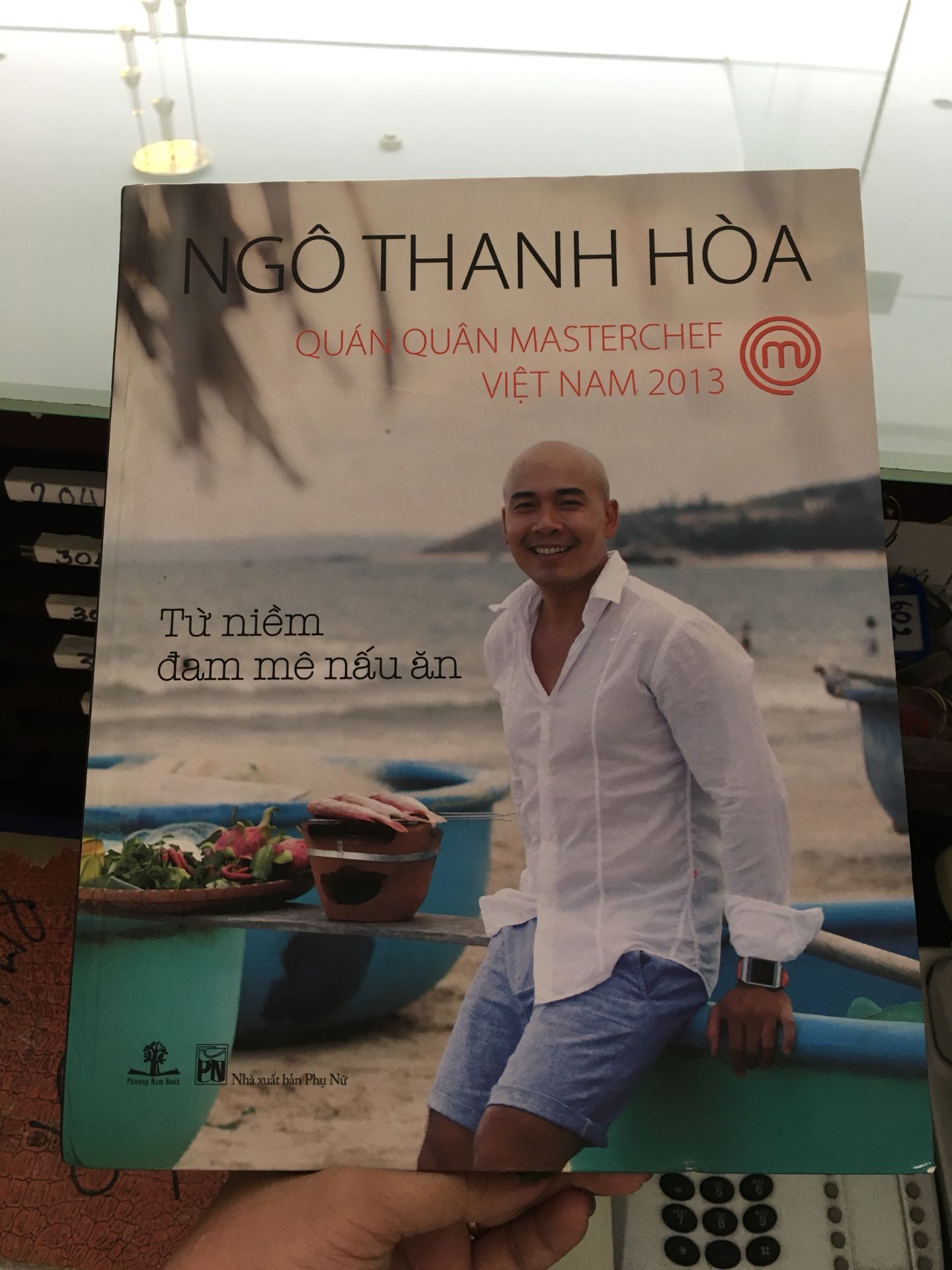 3* trên mình dành cho giao hàng nhanh thôi! Riêng sách, mình mua sách này để tặng cho bạn, mà nói thật khi nhận được sách nhìn như sách cũ vậy: trầy xước các kiểu, tróc góc sách nữa.