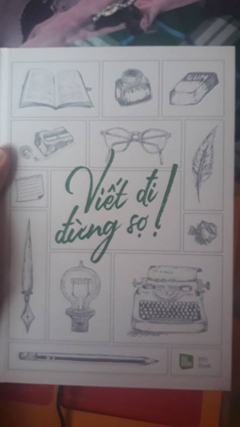 Hơi ngạc nhiên vì ban đầu mua chỉ đến ý đến cuốn sách chính. Khi nhận thấy 2 cuốn (à, thì ra kèm cuốn sổ tay), khá vui vì mình cần tìm cuốn sổ tay mà lười chưa đi mua. Tiện thật