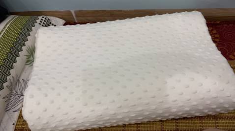 Gối rất đàn hồi, rất đáng tiền, mình mua lần thứ 3 rồi, nay mới đánh giá. sản phẩm có độ lún vừa phải nên không mỏi cổ tí nào luôn, lúc mua có 1 chút mùi của cao su với mùi của vải mới, hơi khó chịu, bóc áo gối giặt đi 1 nước là yên tâm luôn ạ, cái ruột gối thì để ngoài là ok, ko cần phải giặt và không giặt đc, vì nó không thấm nc do,

nhưng cũng vì thế mà phòng mình không còn mùi mấy nữa, mấy gối bông ép ngày trước mỗi lần vào phòng là sặc mùi hôi, do chất liệu bông sợi lâu ngày dễ bị mốc. 
Gối nằm dễ chịu và dễ ngủ hơn, các bạn nên dùng nha