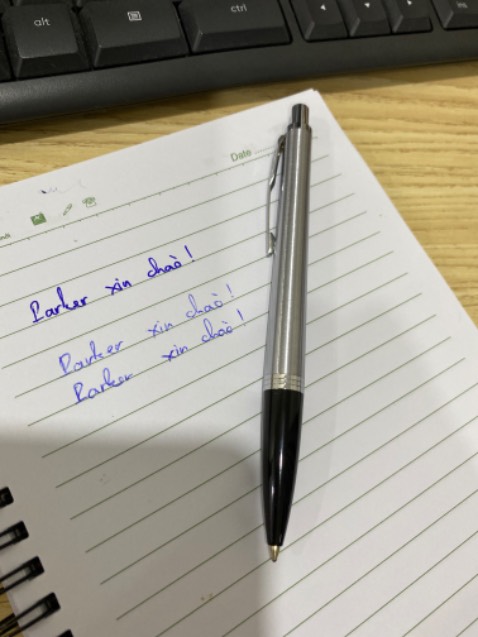 Bút đẹp, cầm chắc tay, bấm nhạy, viết trơn. Nhưng mực gai không đều. Đã qua 2 ngày dùng thử nhưng vẫn không cải thiện.