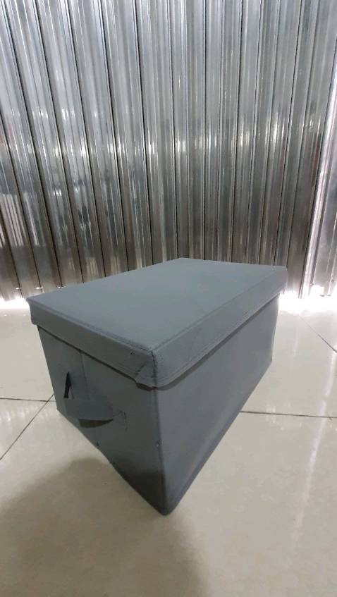 Hộp đựng rất đẹp, hơn cả trong hình, màu sắc trẻ trung, sang trọng, chất liệu dày dặn, đường may đẹp và nét, k bị lỗi, mình ứng ý lắm. Ủng hộ shop cả 2 tay lun. Yêu shop!!!!🥰🥰🥰
Chất vải sang trọng, nhưng lại rất trẻ trung, xứng đáng mua về lưu trữ, tuy nhiên moi người ko nên để dính bản vào nó sẽ khó giặt hay thay thế, vì vải không dệt và cốt bìa giấy nén nên là khi ngấm nước nó bở ra. Nói chung nên để trong tủ đồ, và xếp quần áo lấy ra dễ dàng!