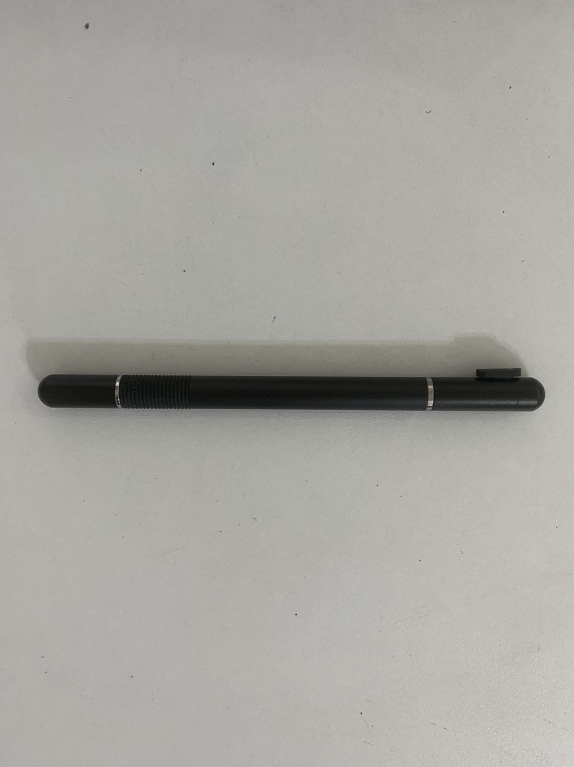 Giao hàng khá nhanh. Cầm bút thấy có sự chắc chắn. Bút cũng gọn gàng dễ mang theo người.