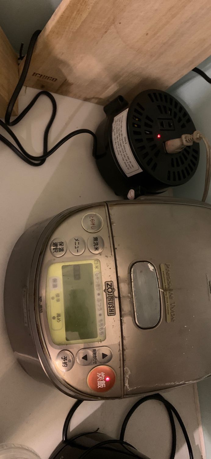 sao mình cắm điện cớ 5p là cái lẫy nó ngắt điện không sáng đèn nữa. nấu nồi cơm hoài k chín huhu