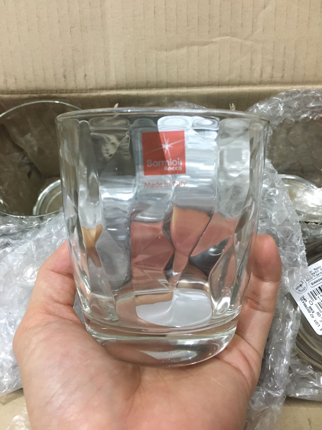 Khônh được đep như trong hình, thuỷ tinh dày, cầm chắc chắn, hộp thì cũ như muốn mục vậy, tóm lại ko thích lắm, đc cái đong gói thì kỹ khỏi lo