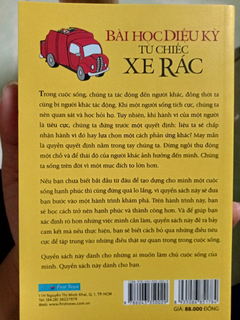 Đặt TikiNow nên giao hàng rất nhanh, đóng gói ổn.
Sách bản nhỏ cầm vừa bàn tay, tầm 1 chiếc điện thoại màn hình rộng nhưng chữ in vừa phải, vẫn dễ nhìn, dễ đọc.
Nội dung sách khá bổ ích và có một số tình huống thực tế, tuy nhiên không quá cuốn hút, đây là cảm nhận riêng của mình. Nếu bạn mới đọc 1 số sách kỹ năng thì có thể mua đọc vì có nhiều bài học bổ ích, nhưng nếu bạn đọc nhiều cuốn tương tự rồi có lẽ nội dung sách sẽ không đủ để chạm đến bạn.
chúc mn sức khỏe mùa dịch :>>
