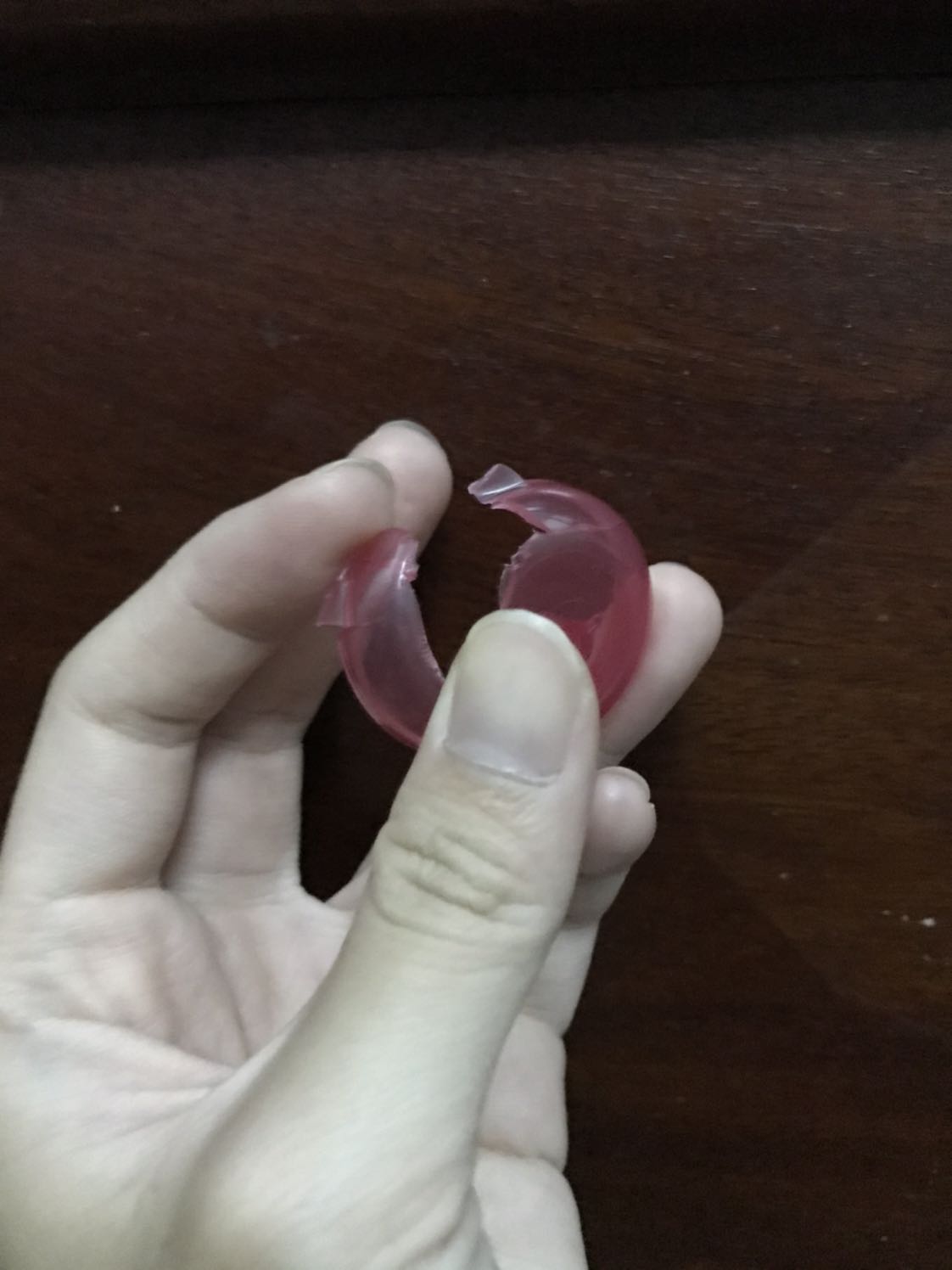 Mình mua lần trước chai được gói lại rất kĩ. Nhưng lần này chai gói sơ xài, nắp thì bị bể rớt ra khỏi chai. May là có lớp keo nên không bị đổ hết nước nhưng rất khó bảo quản. Tiki nên xem xét kiểm tra lại cách gói hàng trước khi đưa đến tay ngừoi mua. Mình không muốn lần order sau lại gặp phải trường hợp như vậy nữa. Thật sự rất bất tiện