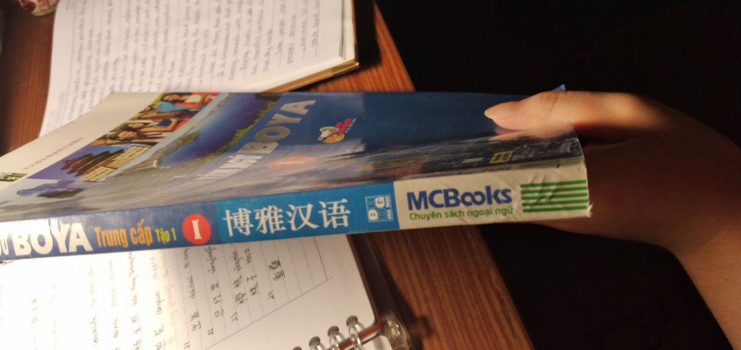 Sách như cũ vậy, mở hộp ra thấy sách bị bẩn, gáy sách hơi nhăn, hơi bung, mép sách quăn,.....lần trc mình mua boya sơ cấp ở trang web mcbooks.vn thì họ giao hàng cũng rất nhanh, quan trọng là chất lượng sách tuyệt vời chứ ko bị như này( hình ). Hơn nữa, mua ở mcbooks.vn ngta đóng gói rất cẩn thận có bọc nilong xốp nữa, nhưng mà mua ở tiki thì ko :(((((