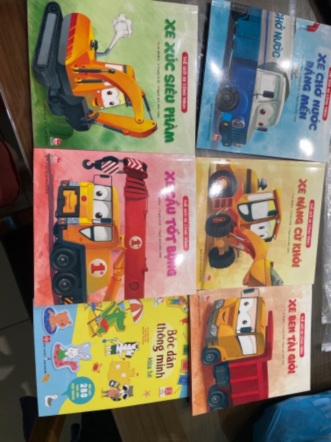 Bộ sách gồm 6 cuốn nhưng mình nhận có 5 cuốn và 1 cuốn bóc dán thông minh