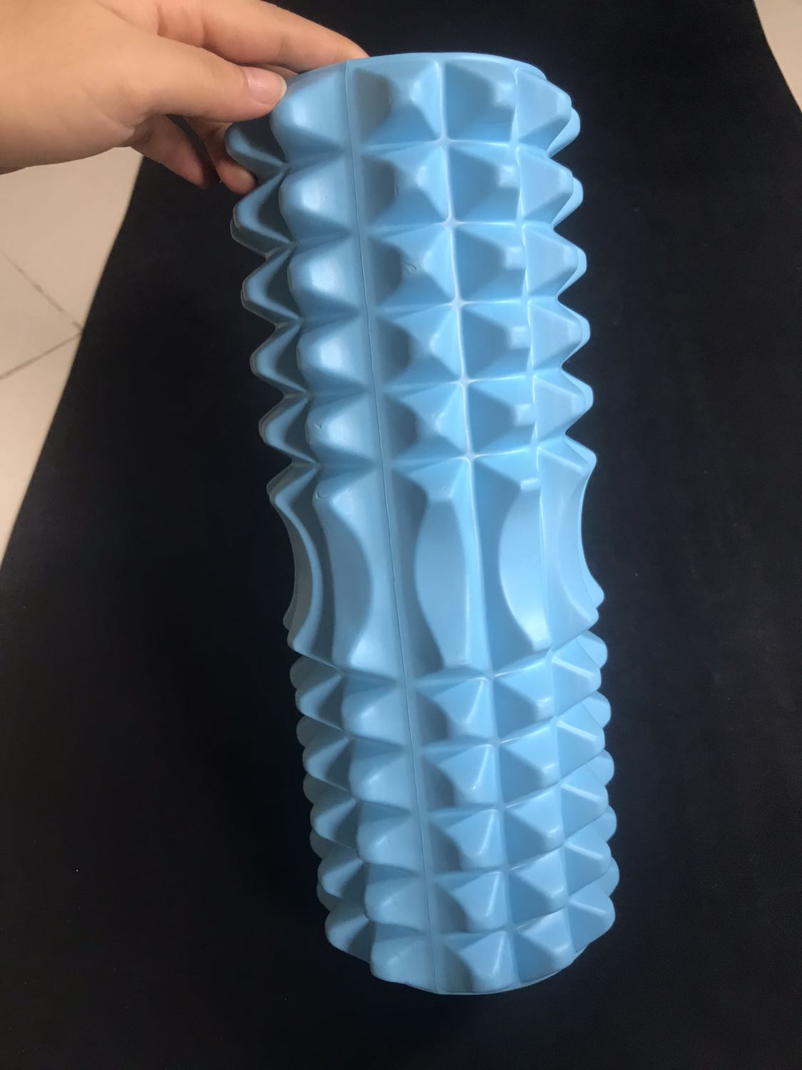 Tikinow giao hàng cực nhanh, đặt hàng đêm qua, sáng nay đã giao hàng rồi 🥰
Con lăn gai này lăn rất thích nha, mới đầu chưa quen thì cảm giác hơi đau 🤣