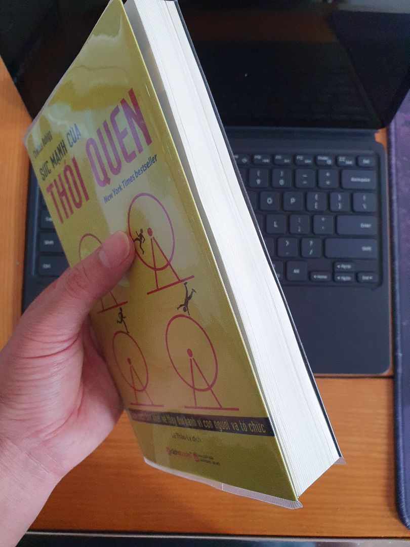 Không phải tự nhiên là New York Times bestseller nhỉ :)
Chỉ chê là giấy hơi mỏng khiến chất lượng sách không như ý !!!