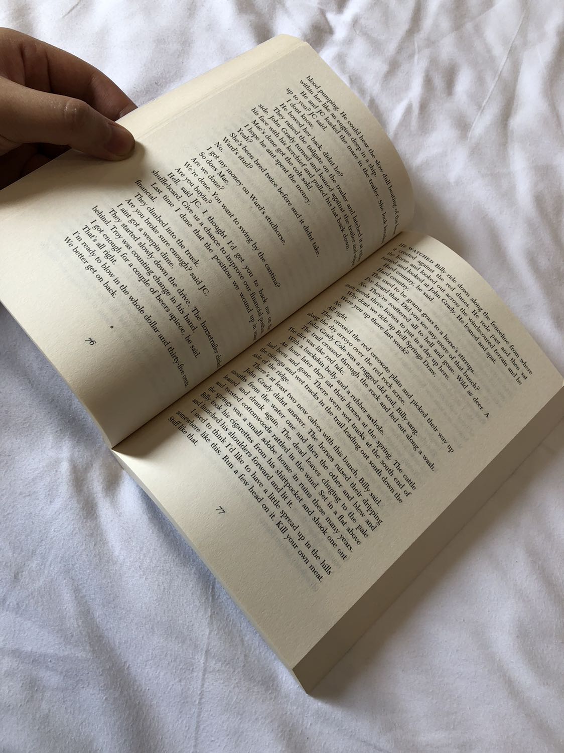 Sách tốt. Shop giao hàng đúng hẹn và gói hàng cần thận. Love McCarthy.