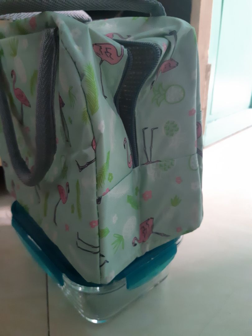 túi chắc chắn, đường may cẩn thận, màu xinh như hình. Do có sẵn hộp thủy tinh L&L 1020ml nên mua cái túi đựng, hên là vừa y kích cỡ. Bạn nữ shipper của Best Expr cũng tội, 7h tối mà vẫn còn giao hàng, thả ❤ cho cô ấy.
