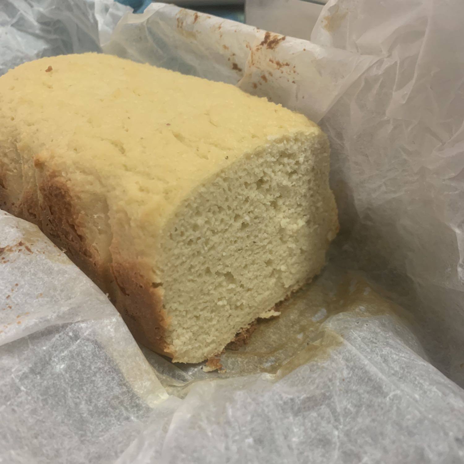 Giao hàng nhanh, tuy hộp có hơi rách. Chất giấy cũng được chứ không mỏng, nó là 1 cuộn giấy không phải loại cắt sẵn nha, dùng bao nhiêu thì mình xé ra hay cắt ra cũng được rồi bỏ lại trong hộp. Mình vừa dùng để nướng bánh bằng cả hai lò khác nhau. Không bị rách dù khuôn mình hơi bén ở góc, không dính bánh. Đánh giá 5 sao cho shop vì hàng chất lượng, giá thành rẻ.