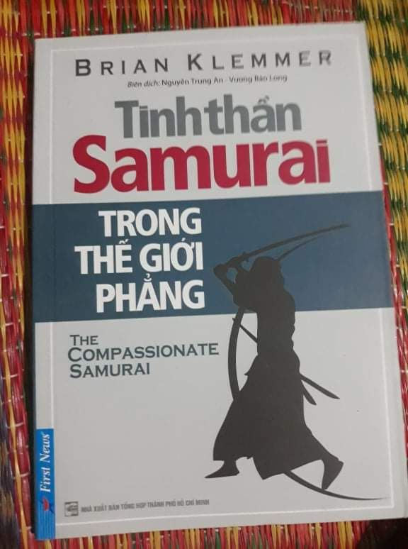Giao hàng nhanh, đóng gói cẩn thận. Tuy có hơi bực mình chỗ dán mã vạch phía sau sách nhưng nhìn chung vẫn có thể chấp nhận được. Sách tuy được in xuất bản năm 2016, tức khoảng 6 năm tính đến hiện nay, nhưng vẫn còn mới lắm nha. Sách thích hợp cho những bạn nào vừa muốn đạt được nhiều thành công trong cuộc sống vừa muốn duy trì những chuẩn mực đạo đức của bản thân.